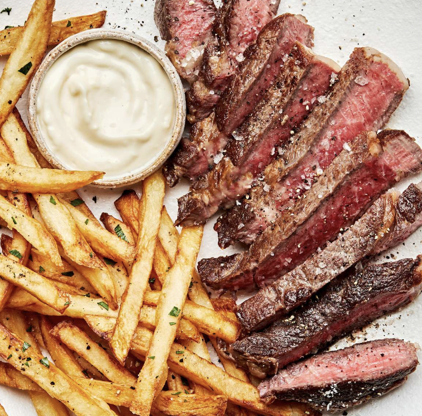 Steak met verse friet en romige dip