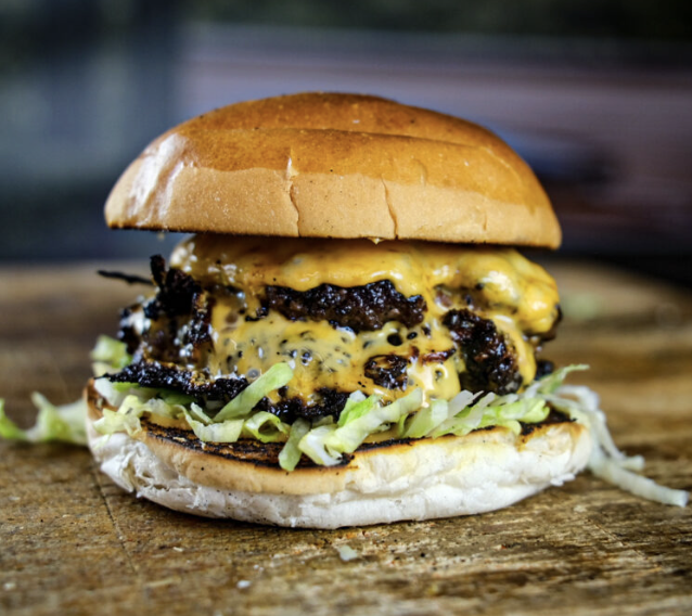 Sappige homemade burger met knapperige salade